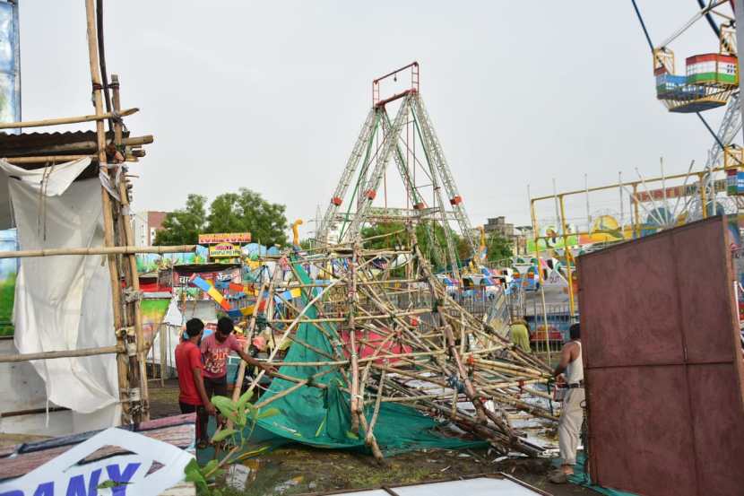 वादळी वाऱ्यामुळे मोठ्या प्रमाणात नुकसान झाले आहे