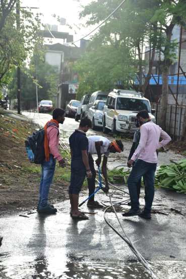 जोरदार वाऱ्यामुळे वीज वाहिन्याही खाली आल्या