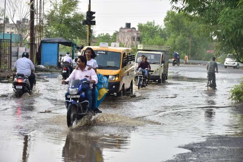 झाडे पडल्यामुळे संपूर्ण शहरात वाहतूक कोंडी झाली होती. त्यामुळे रस्त्यावरील वाहतूक पर्यायी मार्गाने वळवावी लागली.