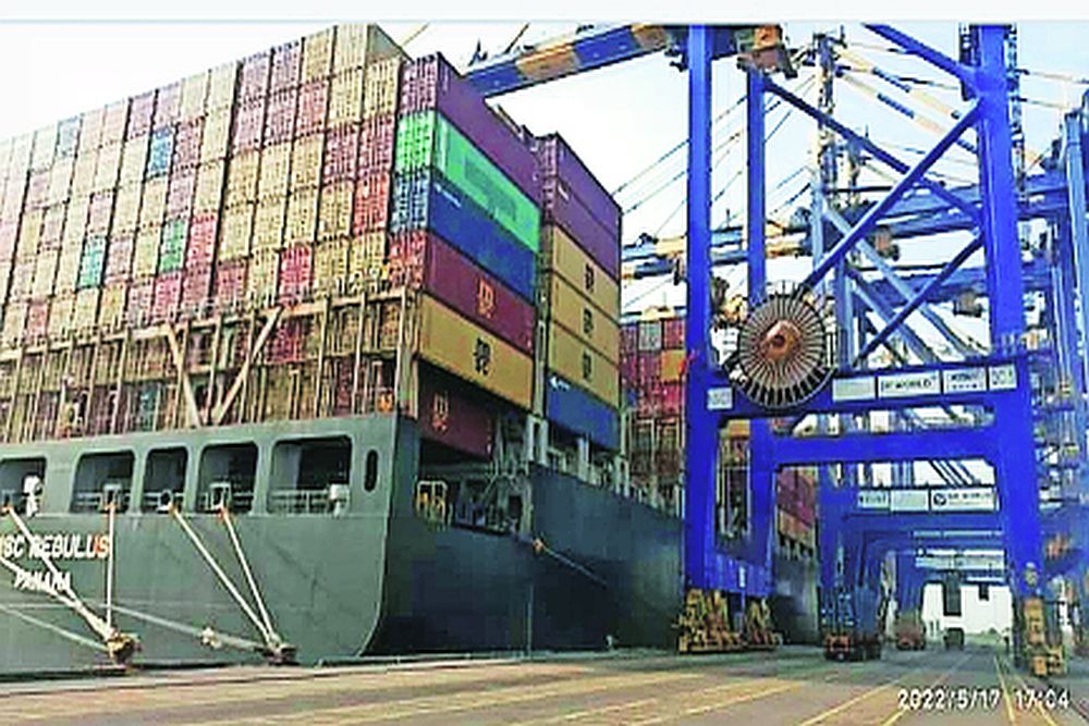 जेएनपीए बंदरात आतापर्यंतचे सर्वात मोठे मालवाहू जहाज; बंदराची खोली वाढवल्याने क्षमतेत वाढ जेएनपीए बंदरात आतापर्यंतचे सर्वात मोठे मालवाहू जहाज; बंदराची खोली वाढवल्याने क्षमतेत वाढ