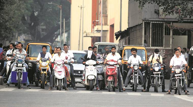 वास्तविक, केंद्रीय मोटार वाहन नियम, १९९० च्या नियम ५० आणि ५१ मध्ये नंबर प्लेट्सबाबत अनेक नियम लिहिलेले आहेत. या नियमांमुळे तुम्ही वाहनाच्या नंबर प्लेटमध्ये फेरबदल करू शकत नाही. आरटीओमधून जशी नंबर प्लेट देण्यात येते, तीच नंबर प्लेट ठेवावी, असा सल्ला देण्यात आला आहे.