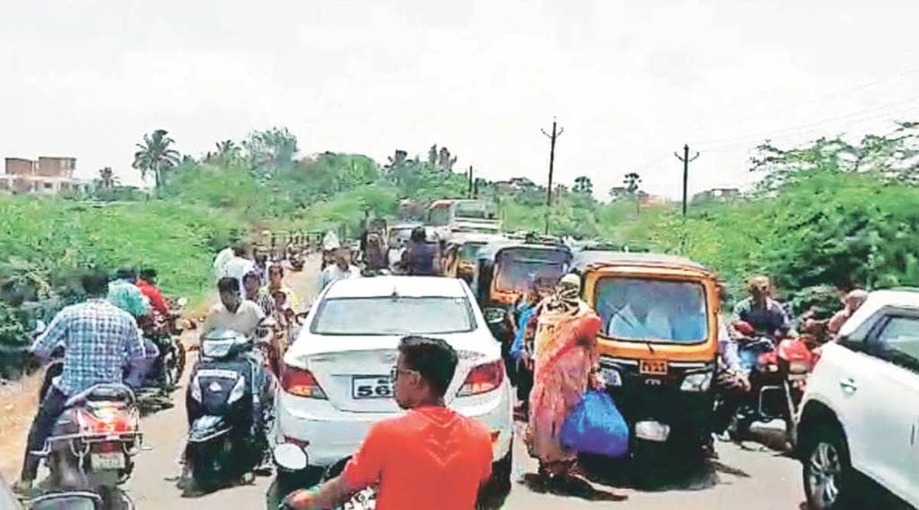 खाजण क्षेत्रात भरतीच्या पाण्याला मज्जाव ; डहाणू शहरातील चंद्रसागरमध्ये एक तास ‘रास्ता रोको’