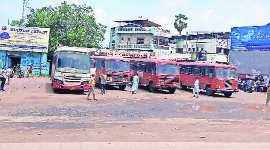 कर्मचारी रुजू तरी बसफेऱ्या बंद ;वाडा, विक्रमगड ग्रामीण भागांत एसटी बससेवा सुरू न झाल्यामुळे प्रवाशांचे हाल