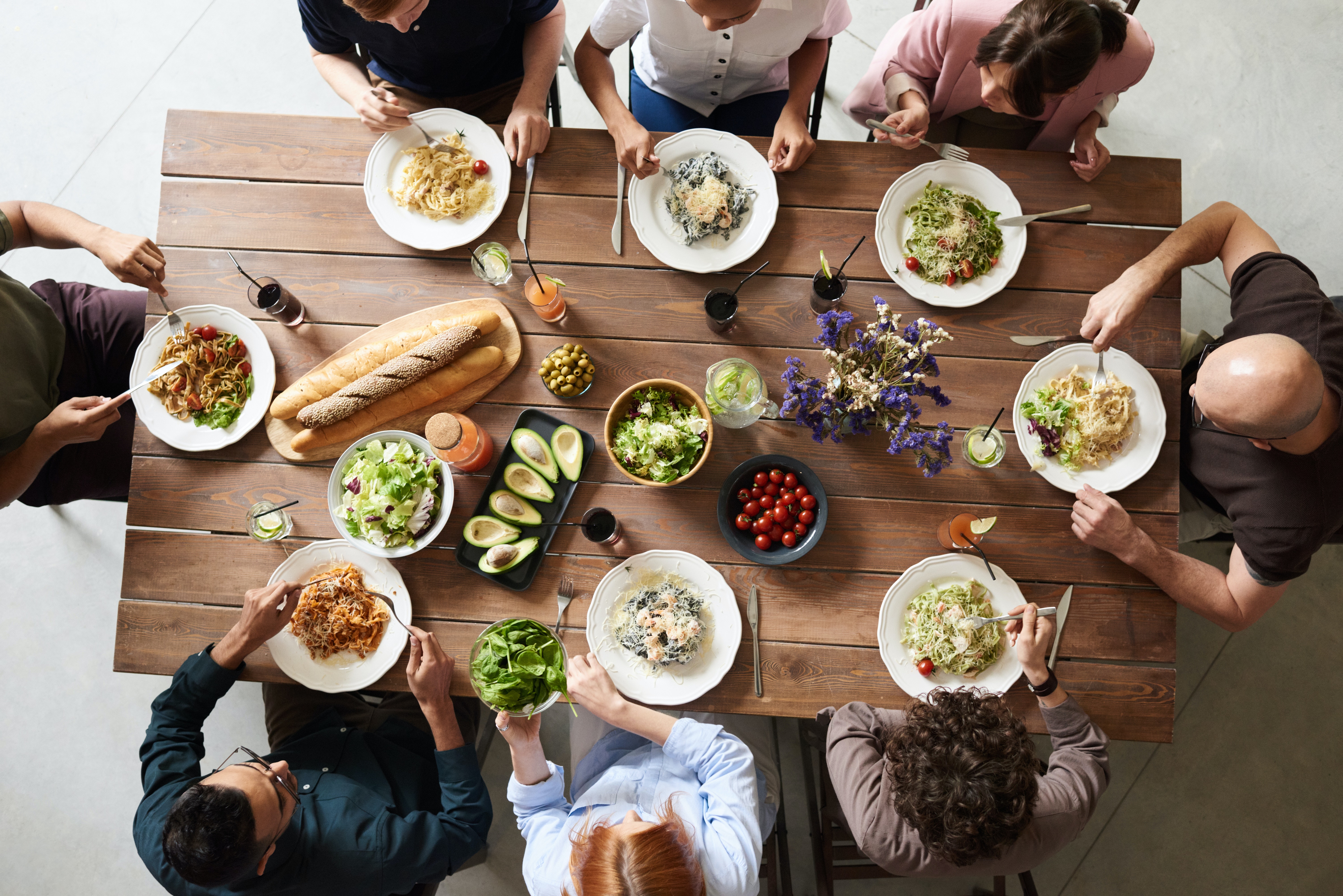 रात्री जेवण चांगले पचते. याचे कारण म्हणजे जसजसा दिवस पुढे सरकतो, तसतसे आतड्यांमधील ऍसिडस् आणि एन्झाईम्सचा स्राव कमी होतो.