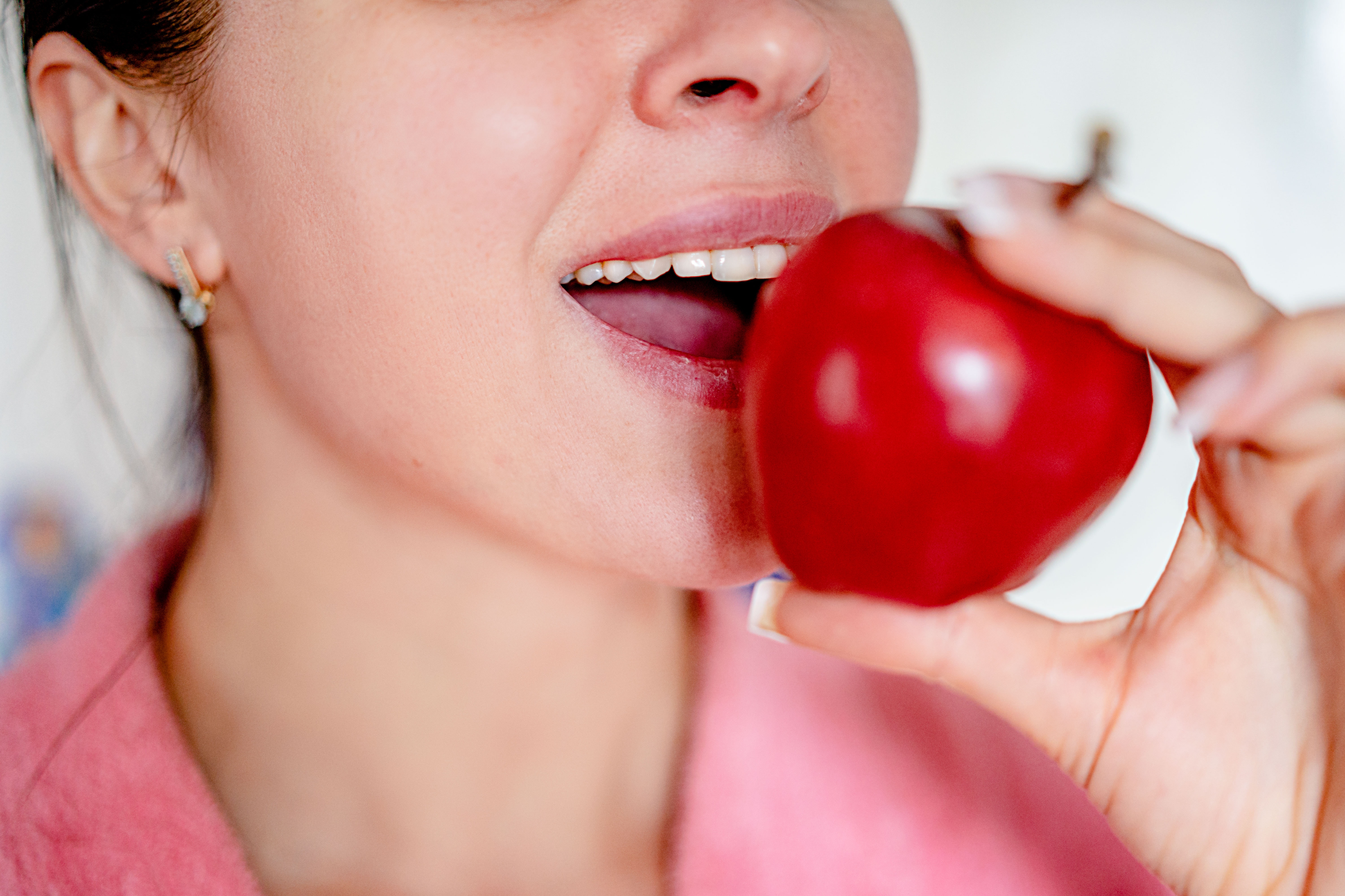 रोज एक सफरचंद खाल्ल्याने डॉक्टरांकडे जाण्याची गरज भासत नाही, असे अनेकदा सांगितले जाते.