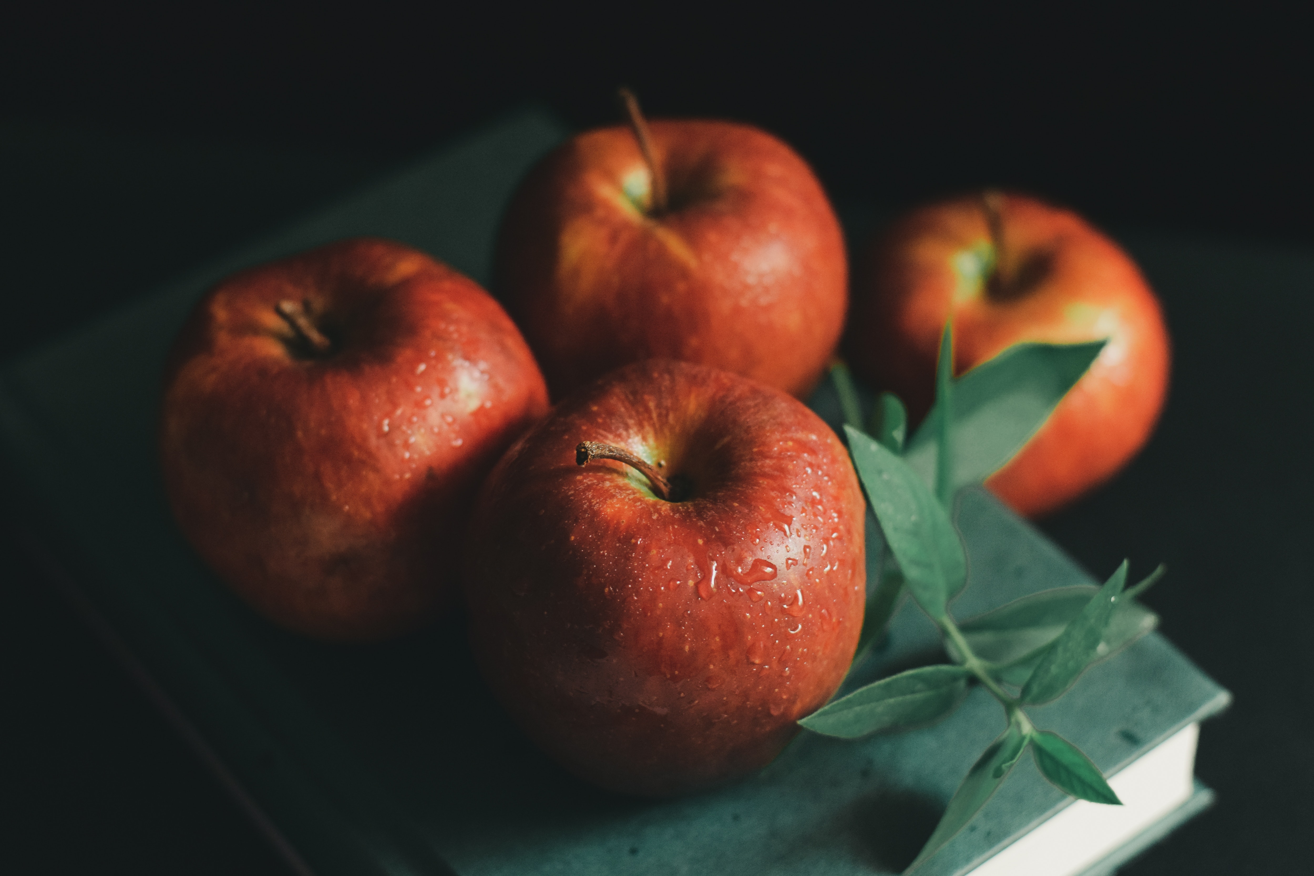 वजन कमी करणाऱ्या पदार्थांमध्ये सफरचंदाचा समावेश होतो.
