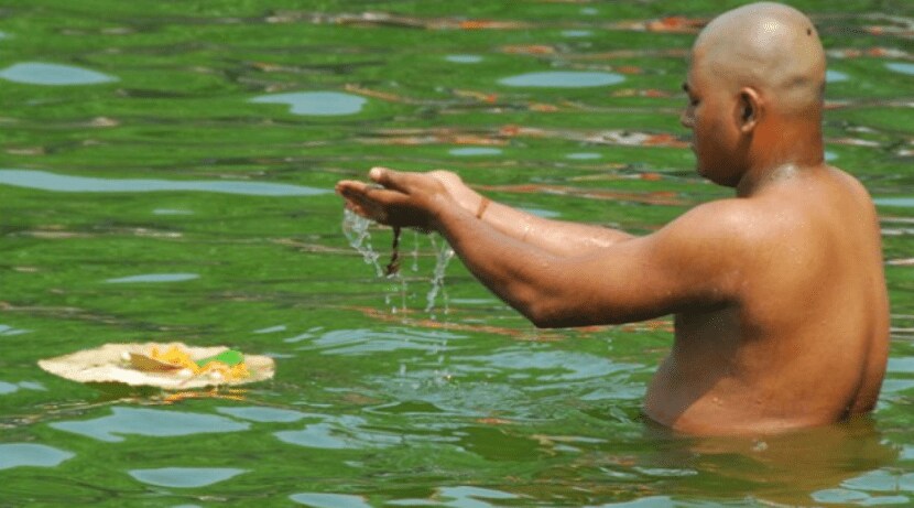 या वस्तूंचे करा दान- सोमवती अमावस्येच्या दिवशी पितरांना प्रसन्न करण्यासाठी पाण्याचा घागर, काकडी, छत्री इत्यादी गरिबांना दान करावे. असे केल्याने पितरांची कृपा होते असे म्हणतात.