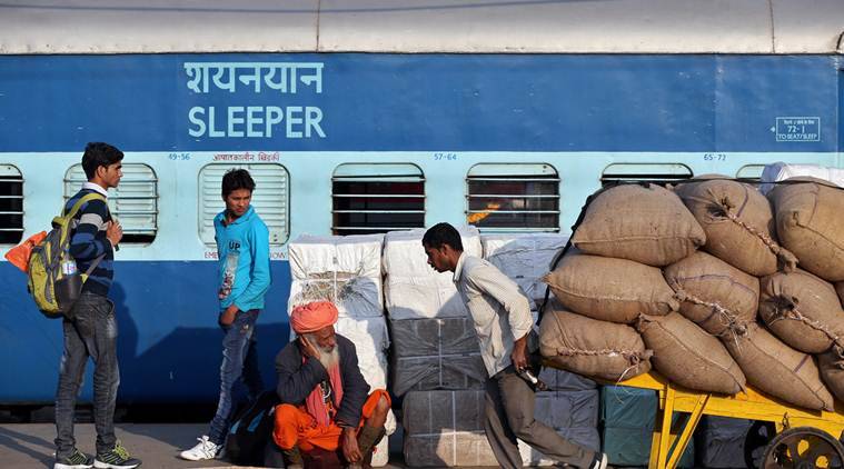 हे डबे तयार करण्यासाठी लोखंडाचा वापर केला जात असल्याने हे डबे जड असतात, त्यामुळे त्यांच्या देखभालीचा खर्च जास्त असतो.