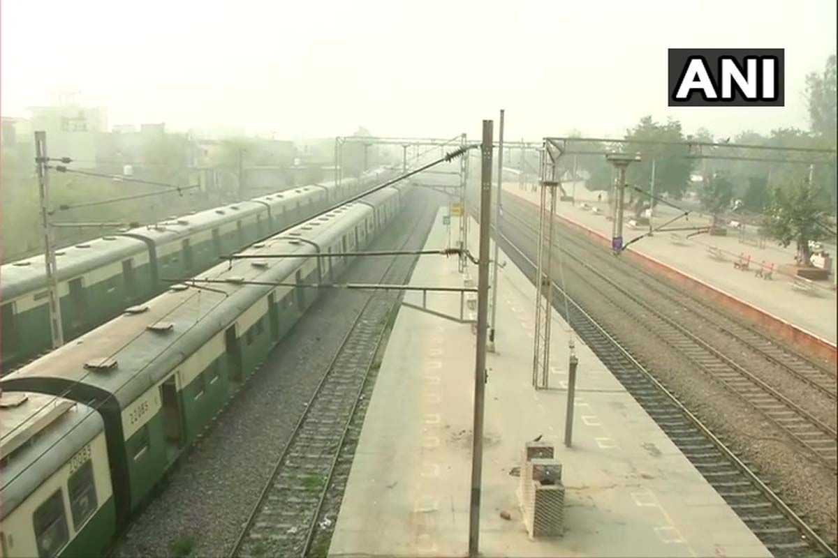 हिरवा कोच : गरीब रथ गाड्यांमध्ये हिरवे कोच वापरले जातात. तर मीटरगेज गाड्यांमध्ये तपकिरी रंगाचे डबे वापरले जातात. नॅरोगेज गाड्यांमध्ये हलक्या रंगाचे डबे वापरले जातात.