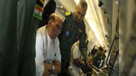 नौदलाच्या P8I गस्ती विमानातून राजनाथ सिंहाचा प्रवास, पाणबुडीविरोधी क्षमतांचे घेतलं प्रात्यक्षिक