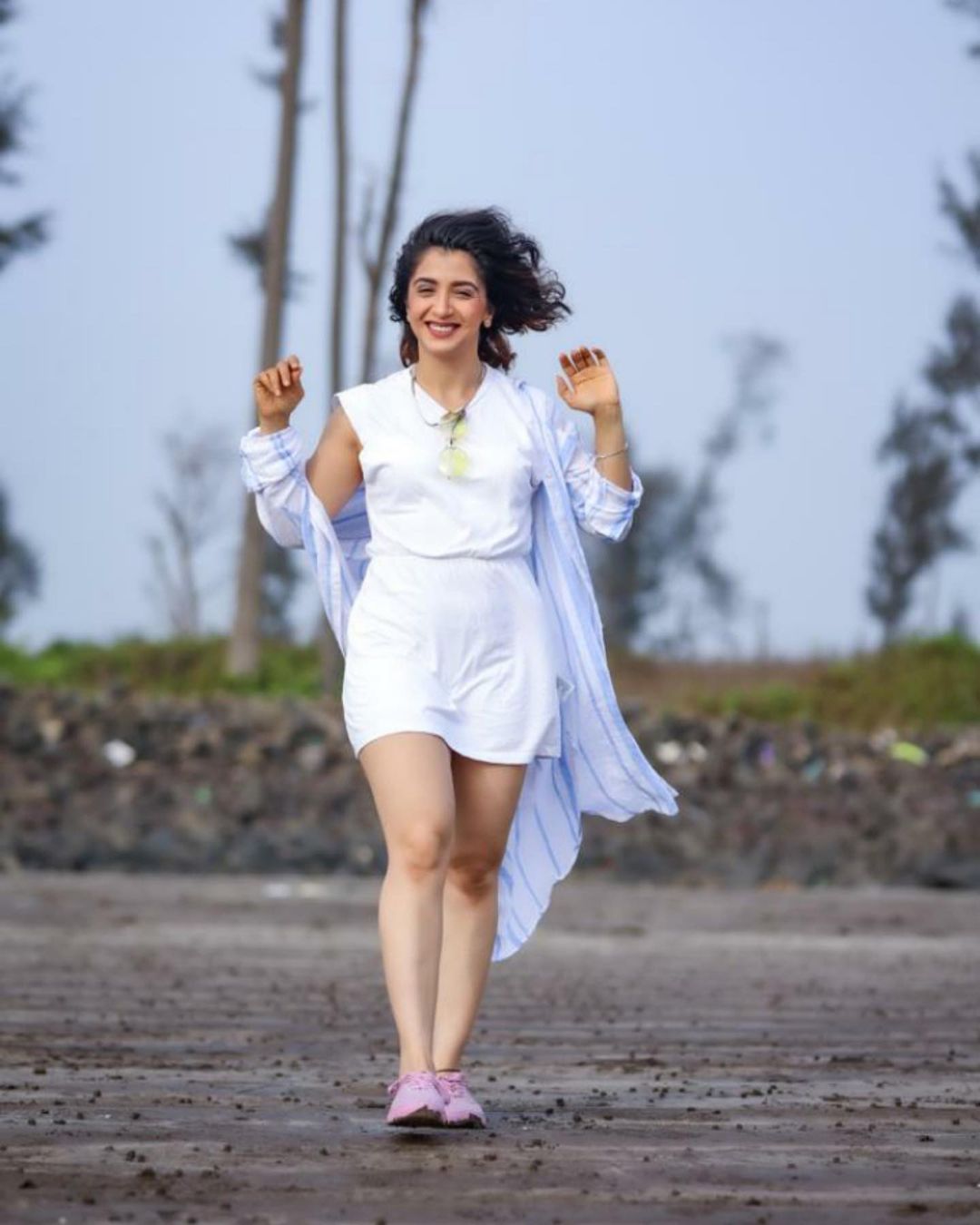 तिने तिच्या अधिकृत इन्स्टाग्राम अकाऊंटवरुन ग्लॅमरस लूकमधील फोटो शेअर केले.