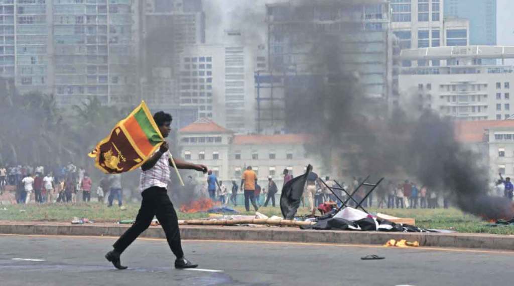 श्रीलंकेत अराजक ; महिंदूा राजपक्षेंचा पंतप्रधानपदाचा राजीनामा ; हिंसाचारात एका खासदारासह पाच जणांचा मृत्यू ; अनेक मंत्र्यांच्या निवासस्थानी जाळपोळ