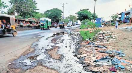काटई-कर्जत रस्त्याला खड्डय़ांमुळे ग्रहण ; सांडपाणी, कचऱ्यामुळे रस्त्याची दुर्दशा, वाहतुकीत अडथळे