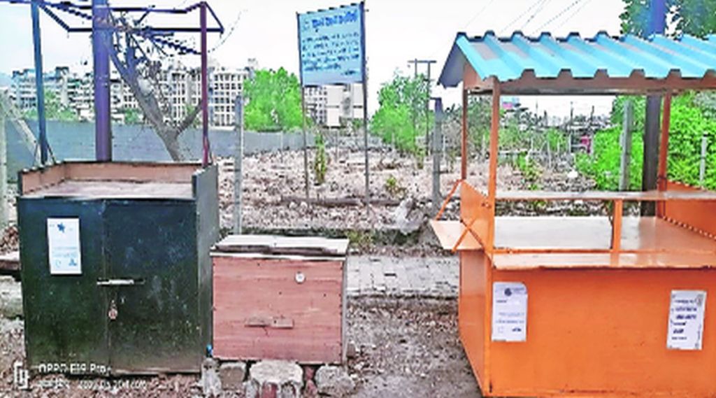 (वसईत उभारण्यात आलेल्या अनधिकृत टपऱ्यांवर नोटीस चिकटवून कारवाई करण्यात येत आहे. ) (वसईत उभारण्यात आलेल्या अनधिकृत टपऱ्यांवर नोटीस चिकटवून कारवाई करण्यात येत आहे. )