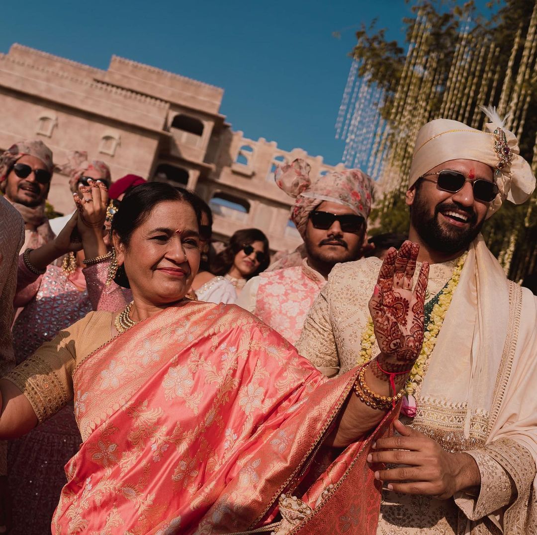 विकी कौशलने आपल्या लग्नातील आईसोबतचा फोटो शेअर करत मातृदिनाच्या सगळ्यांना शुभेच्छा दिल्या आहेत.