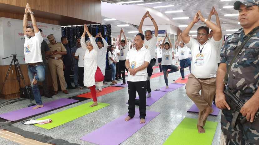 काही योगासने त्यांना करता आली नाहीत तेव्हा त्यांनी स्तब्ध उभे राहणे पसंद केले.