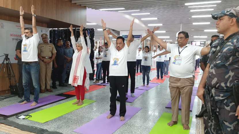 राणे यांनी स्वतः काही योगासने केली.