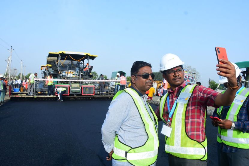 आज सकाळी सात वाजल्यापासून या कामाला सुरुवात झाली आहे. हे काम सलग ११० तासात ७५ किलोमीटरपर्यंत लोणी ते माना या गावापर्यंत हा विक्रम नोंदविला जाणार आहे. निसर्गाची साथ लाभून हा प्रयत्न यशस्वी झाल्यास त्याची नोंद ‘गिनीज बुक ऑफ वर्ल्ड रेकॉर्ड’मध्ये होण्याची शक्यता आहे. (एक्स्प्रेस फोटो - धनंजय खेडकर)