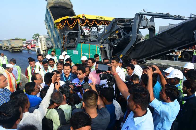 अमरावती ते बुलढाणा जिल्ह्यातील चिखली दरम्यान एकूण चार टप्प्यात काम सुरु झाले आहे. त्यापैकी अमरावती ते अकोला दरम्यान कामाची गती अतिशय मंदावली असल्याने, केंद्रीय मंत्री नितिन गडकरी यांनी प्रशासनाकडे तीव्र नाराजी व्यक्त केली होती. हा मार्ग दहा वर्षांपासून रखडला आहे. यामुळे आता राष्ट्रीय महामार्ग प्राधिकरणने इन्फ्राकॉन प्रायव्हेट लिमिटेड या कंपनीच्या माध्यमातून विक्रमी वेगात या मार्गाच्या चारही टप्प्याचे काम हाती घेतले आहे. (एक्स्प्रेस फोटो - धनंजय खेडकर)