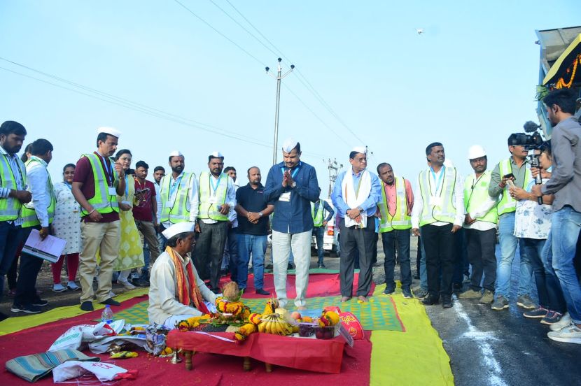 अगोदर ‘एल अॅण्ड टी’ कंपनीने जमीन अधिग्रहणासह विविध कारणावरून काम सुरू करण्यापूर्वीच सोडून दिले. त्यानंतर २०१५ मध्ये अमरावती ते चिखलीपर्यंतचे २२८८.१८ कोटी रुपयांचे कंत्राट ‘आयएल अॅण्ड एफएस’ अंतर्गत असलेल्या ‘आयटीएनएल’ कंपनीकडे होते. ‘आयएल अॅण्ड एफएस’ आर्थिक डबघाईस आल्याने काम बंद पडले. (एक्स्प्रेस फोटो - धनंजय खेडकर)