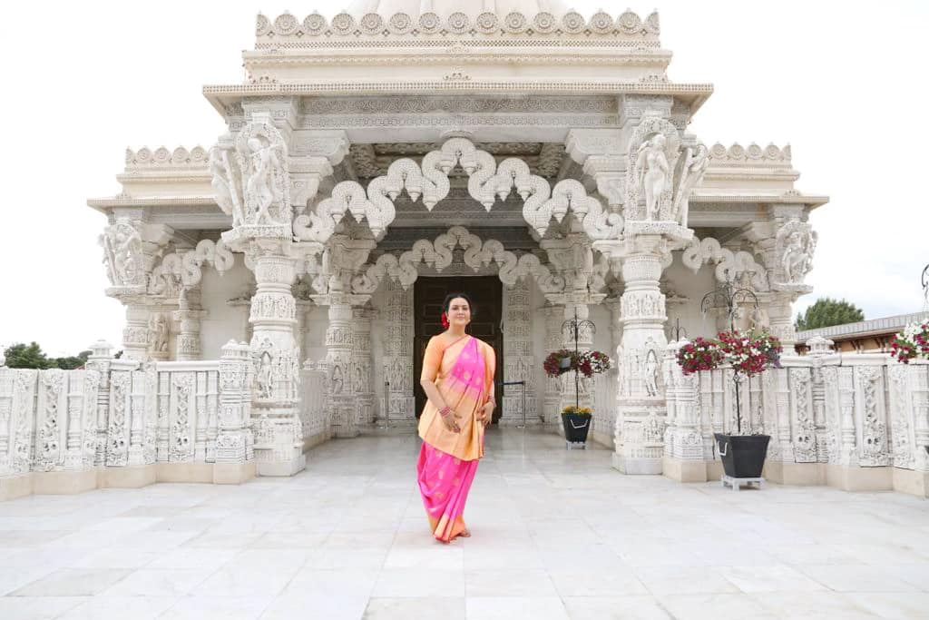 Amruta Devendra Fadnavis London Temple Visit