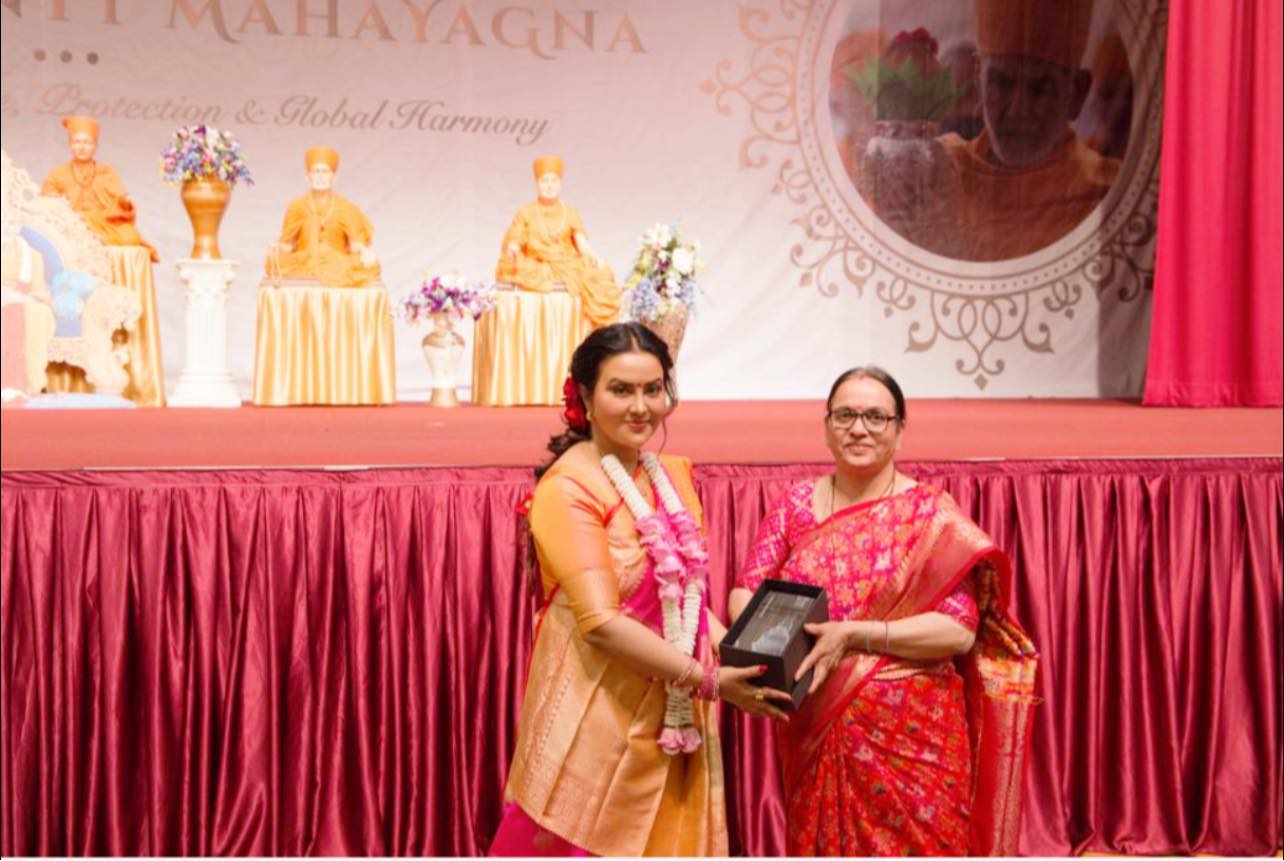 Amruta Devendra Fadnavis London Temple Visit