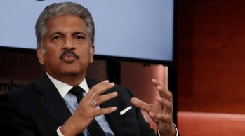 महिंद्रा समुहाचे अध्यक्ष आनंद महिंद्रा यांनी ट्विट केले की, अग्निपथ योजनेच्या घोषणेनंतर होत असलेल्या हिंसाचारामुळे मी अत्यंत दु:खी आणि निराश झालो आहे. गेल्या वर्षी जेव्हा या योजनेचा विचार केला जात होता, तेव्हा मी म्हणालो होतो की अग्निवीरला मिळणारी शिस्त आणि कौशल्य त्याला नक्कीच रोजगारक्षम बनवेल. त्यांनी पुढे लिहिले की, महिंद्रा समूह अशा प्रशिक्षित आणि सक्षम तरुणांना रोजगाराच्या संधी उपलब्ध करून देईल.