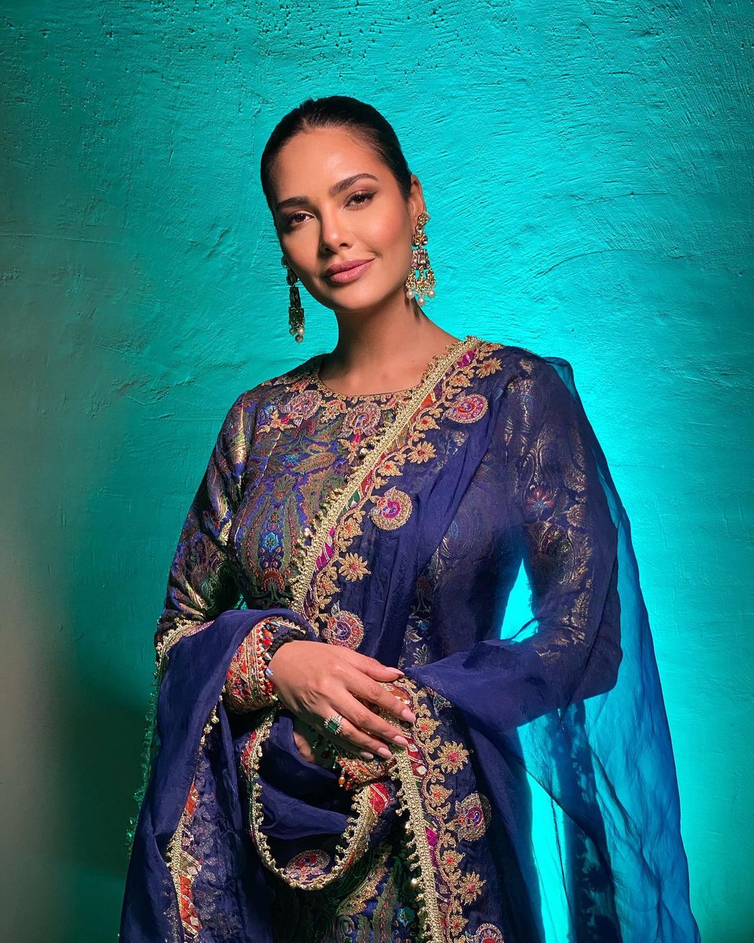 Ashram 3 esha gupta lifestyle
