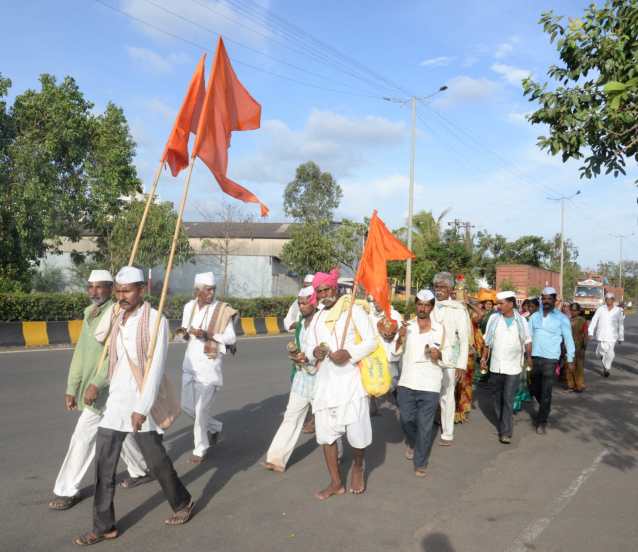 संतश्रेष्ठ ज्ञानेश्वर माऊली आणि जगद्गुरू संत तुकाराम महाराजांच्या वैभवी पालखी सोहळ्यासोबत पंढरीच्या वाटेवर पायी चालून सावळ्या विठ्ठलाच्या भेटीला जाण्यासाठी वैष्णवजण अतुर झाले आहेत. (सर्व फोटो - राजेश स्टीफन)