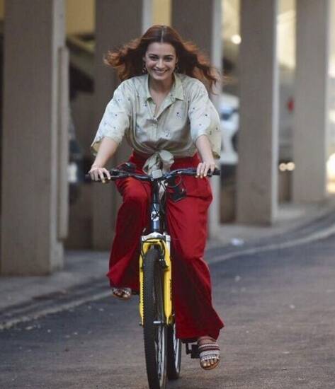 दिया मिर्झाला सायकल चालवण्याचीही आवड आहे.