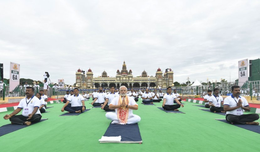 या दिवशी भारतासह जगभरात योगाशी संबंधित अनेक प्रकारचे कार्यक्रम आयोजित केले जातात. (दोन्ही फोटो सौजन्य PMO Twitter)