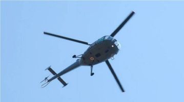 अरबी समुद्रात हेलिकॉप्टरचं इमर्जन्सी लँडिंग, प्रवाशांना वाचवण्यासाठी राबवलं रेस्क्यू ऑपरेशन