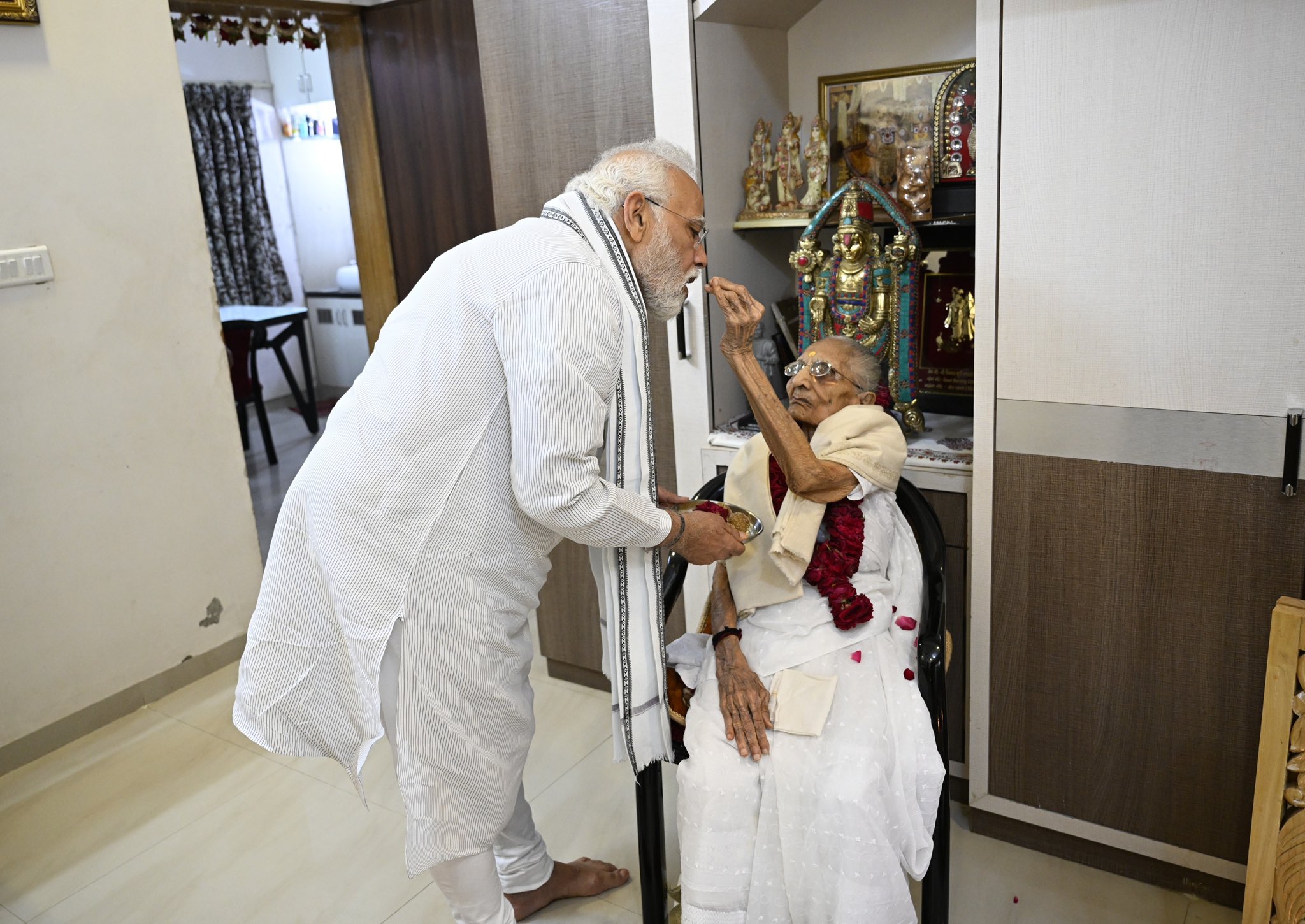 PM Modi Meet his mother hriaba as she enters her 100th year