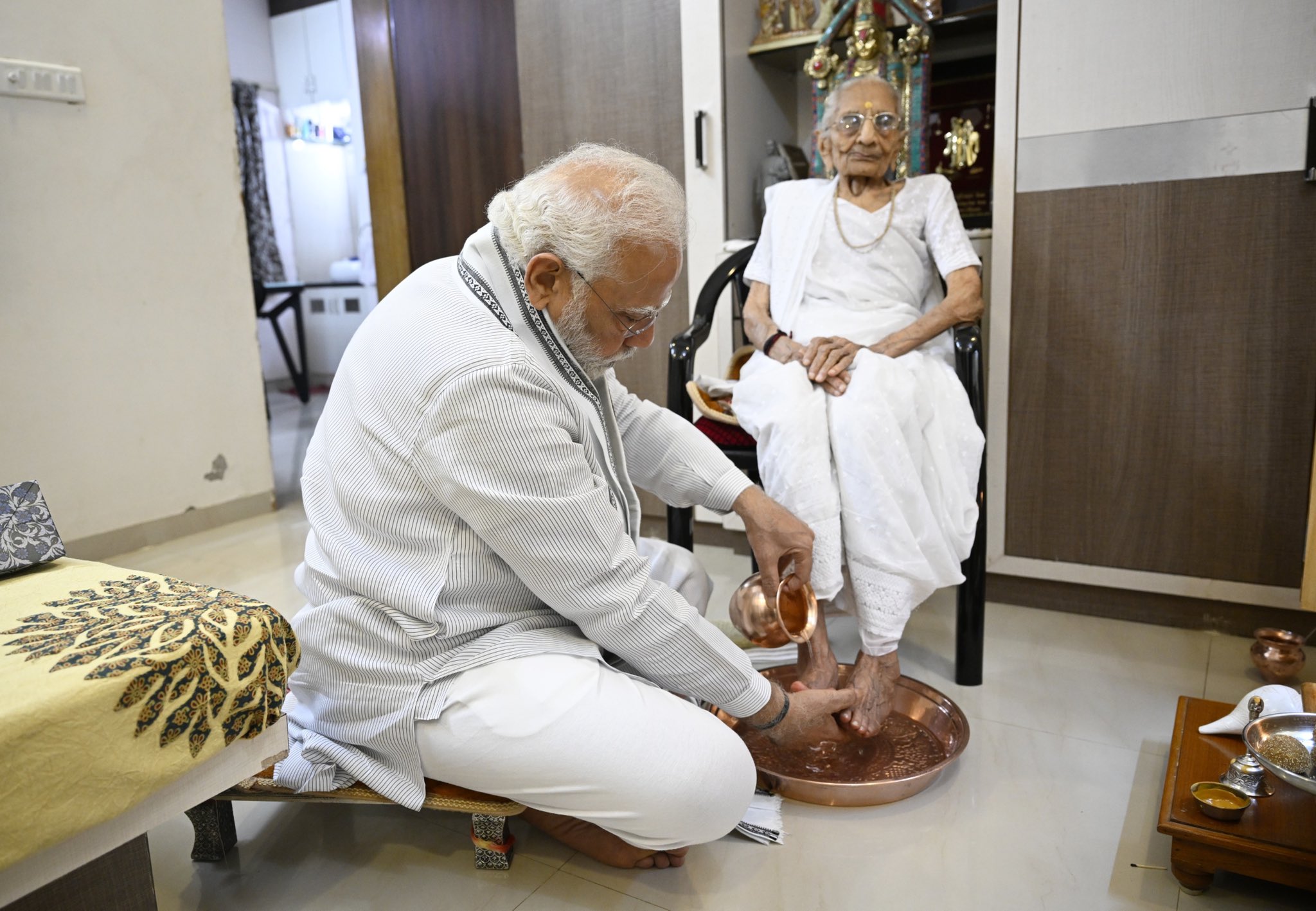 PM Modi Meet his mother hriaba as she enters her 100th year