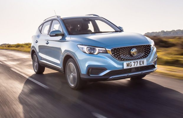 MG Motor MG ZS EV नुकतीच भारतात लॉन्च करण्यात आली आहे जी विस्तारित श्रेणी आणि किरकोळ बॉडी व्हेरिएशनसह येते. ZS EV 2021 ची अद्ययावत किंमत २०.९९ लाख रुपये आहे आणि ती दोन प्रकारांमध्ये खरेदी केली जाऊ शकते Excite आणि Exclusive मध्ये.