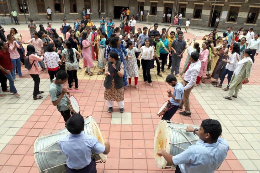 राज्यात परीक्षेत तोतयेगिरी (डमी) करणारा १ विद्यार्थी, प्रत्यक्ष गैरप्रकार करताना पकडलेले विद्यार्थी ७९, परीक्षा झाल्यानंतर पेपर तपासताना परीक्षकांना किंवा नियामकांना आढळलेले ३२ विद्यार्थी आहेत. (फोटो सौजन्य - पवन खेंगरे)