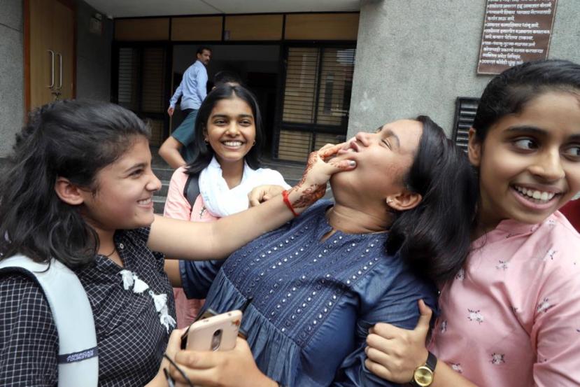 दहावीच्या परीक्षेत राज्यातून एकूण ८ हजार १६९ दिव्यांग विद्यार्थ्यांनी नोंदणी केली, त्यापैकी ८ हजार २९ दिव्यांग विद्यार्थी परीक्षेला बसले. त्यातील ७ हजार ५७९ दिव्यांग विद्यार्थी उत्तीर्ण झाले. त्यांची एकूण उत्तीर्णतेची टक्केवारी ९४.४० आहे. (फोटो सौजन्य - पवन खेंगरे)