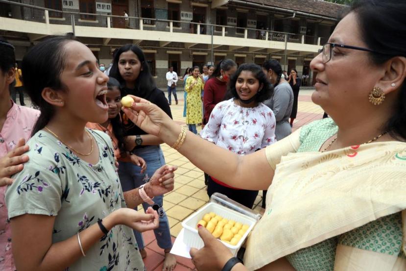 राज्यातील २२ हजार ९२१ माध्यमिक शाळांमधून १६ लाख ३८ हजार ९६४ विद्यार्थ्यांनी परीक्षेसाठी नोंदणी केली. त्यापैकी १२ हजार २१० शाळांचा निकाल १०० टक्के लागला आहे. (फोटो सौजन्य - पवन खेंगरे)