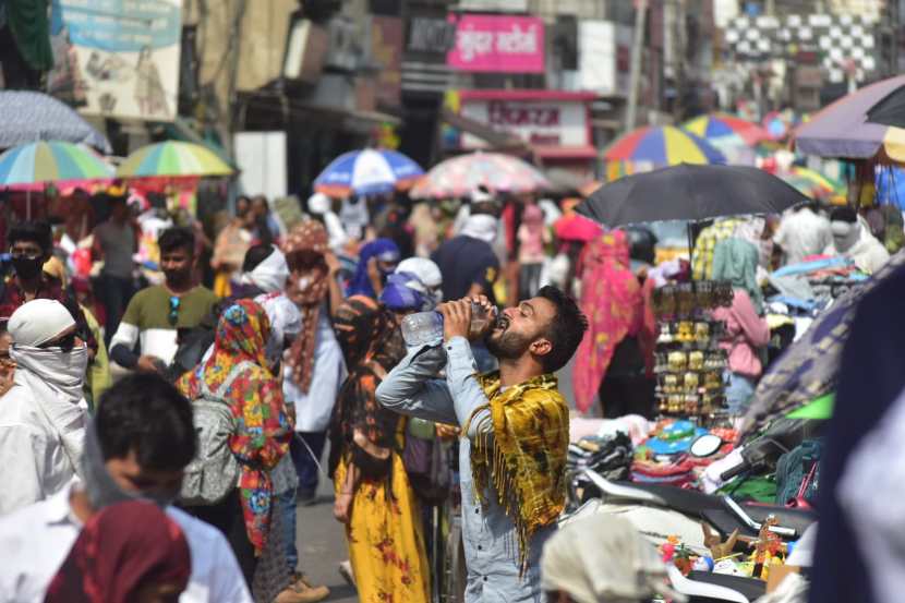 नवतपाच्या ऐन शेवटच्या तीन दिवसात उकाड्यात प्रचंड वाढ झाली असून नागरिकांना घराबाहेर देखील पडणे कठीण झाले आहे. (एक्स्पेस फोटो- धनंजय खेडकर)