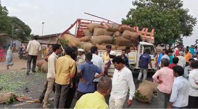 Nashik vegetable pick up luxary accident