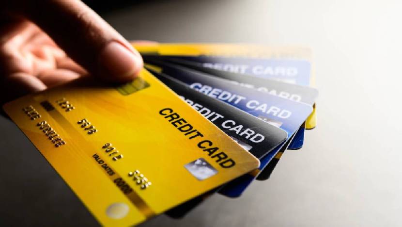 तुम्हीही परदेशात जाण्याचा विचार करत असाल तर आधी खात्री करा की तुमच्याकडे ज्या बँकेचे क्रेडिट कार्ड आहे, ते वापरण्यासाठी किती शुल्क आकारले जाईल? (All Photos : Freepik)