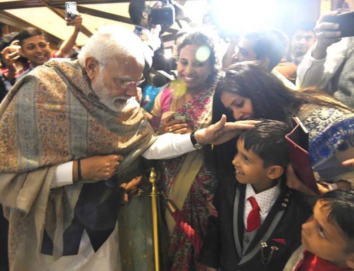 पंतप्रधानांनी तेथे उपस्थित भारतीयांशी, विशेषत: लहान मुलांची भेट घेऊन चर्चा केली.