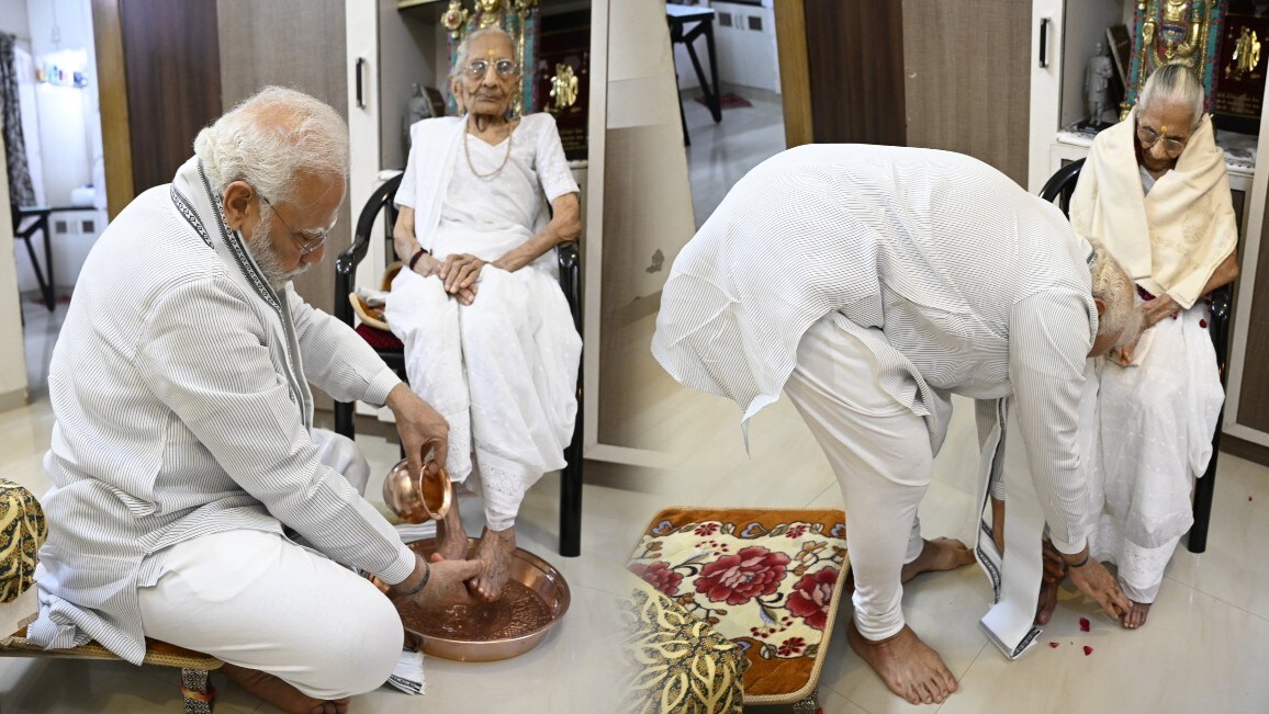 PM Modi Meet his mother hriaba as she enters her 100th year