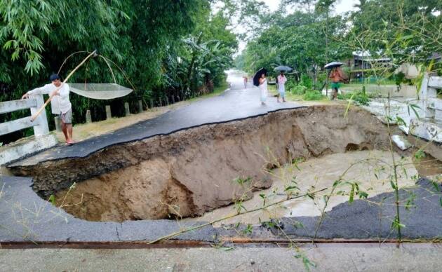 बक्सा जिल्ह्यात मुसळधार पावसामुळे पूरग्रस्त धमधामा-खाटीकुची जोड रस्त्याची पाहणी करताना स्थानिक