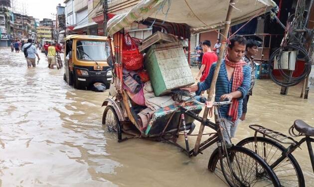 सिलचरमध्ये संततधार पाऊस सुरुच आहे. भर रस्त्यावरून पाणी वाहत आहे. त्यातून नागरीकांना मार्ग काढावा लागत आहे.