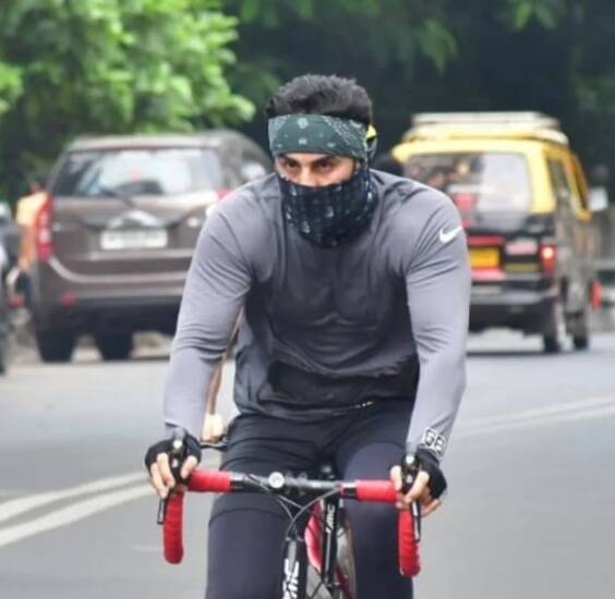 रणबीर कपूरलाही सायकल चालवण्याची आवड आहे. तो अनेकदा मुंबईचा रस्तयावर सायकल चालवताना दिसतो. (All Photo Credit : Social Media)
