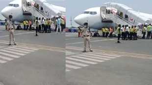 emergency landing Mumbai Gujarat Spice Jets Flight Due To windshield breaks