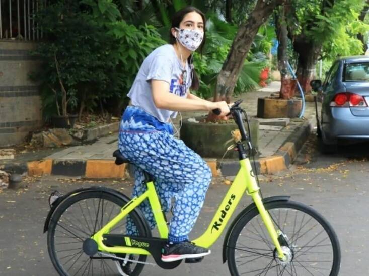 सारा अली खानही मुंबईच्या रस्त्यावर अनेकदा स्पॉट झाली आहे. तिला सायकलिंगचीही आवड आहे.