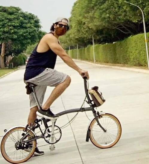 शाहिद कपूर बऱ्याचवेळा सायकल चालवताना दिसतो.