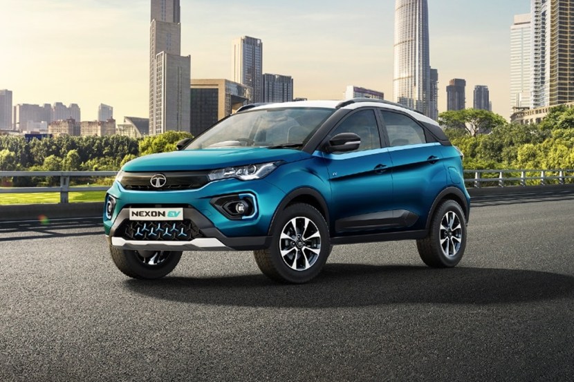 Tata Nexon EV ही भारतातील सर्वाधिक विकली जाणारी इलेक्ट्रिक कार आहे आणि ती २०१९ मध्ये भारतातील सर्वात परवडणारी इलेक्ट्रिक SUV म्हणून लाँच करण्यात आली होती, जी तिच्या जवळच्या प्रतिस्पर्ध्यापेक्षा जवळपास ६ ते ७ लाख रुपये स्वस्त आहे. Tata Nexon EV ला ३०.२ kWh क्षमतेचा बॅटरी पॅक मिळतो जो एका चार्जवर ३१२ किमीपर्यंत पोहोचण्याचे वचन देतो.